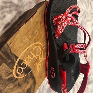 NWOT Chaco ZX1 adventure sandles in Berry Burst Size 9 with box